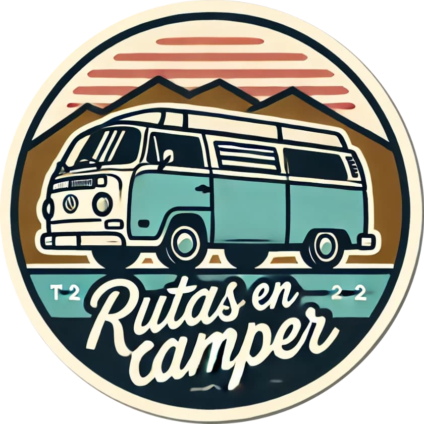"Pegatina circular de diseño retro con una ilustración de una furgoneta camper de color azul turquesa, montañas al fondo y un atardecer estilizado arriba. El texto cursivo 'Rutas en camper' destaca en la parte inferior, evocando aventuras y viajes en carretera con una camper. Ideal para entusiastas de los viajes y la vida camper."